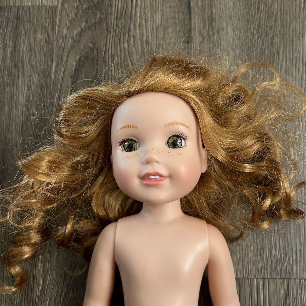 American Girl Doll Wellie Wisher, Willa with Golden Hair and Green Eyes - Picture 2 of 6